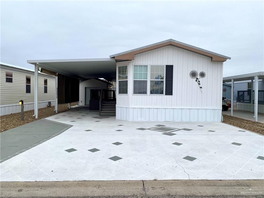 Manufactured / mobile home with a storage unit and a carport