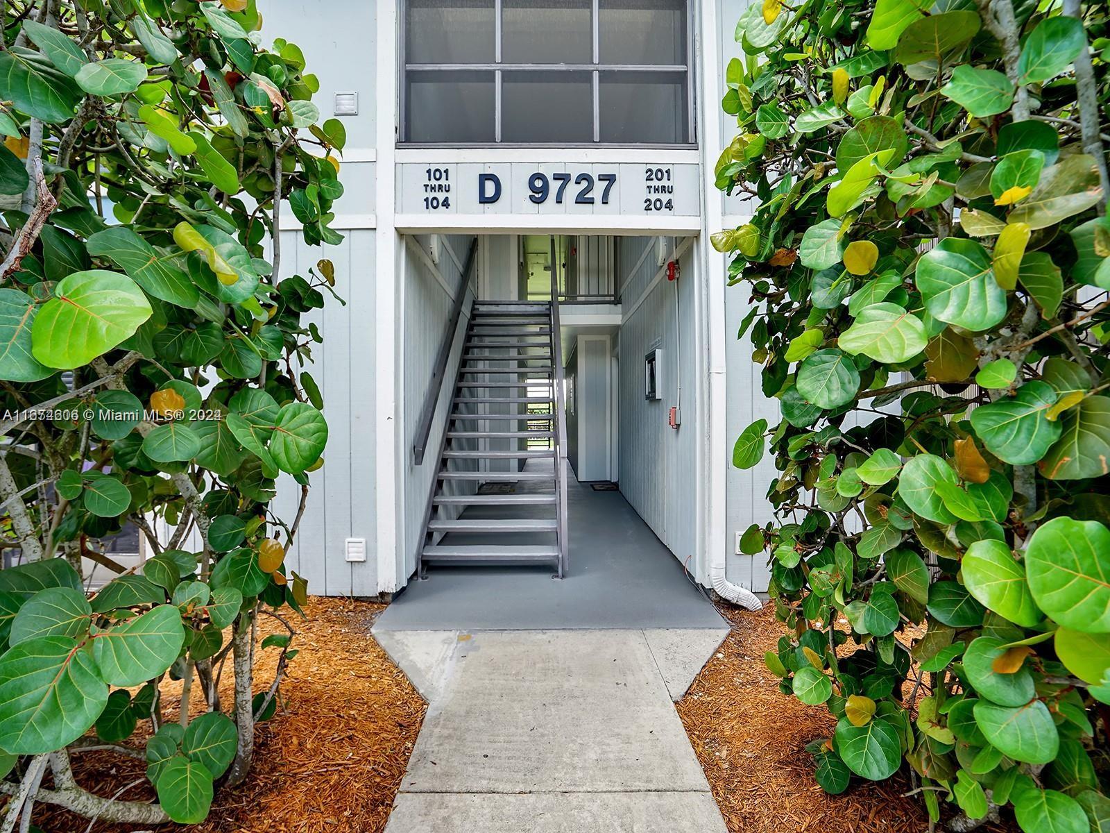 a view of entryway with outdoor area