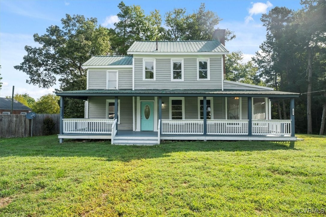 a view of a house with yard in front of it