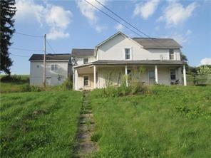 a view of a yard in front of house