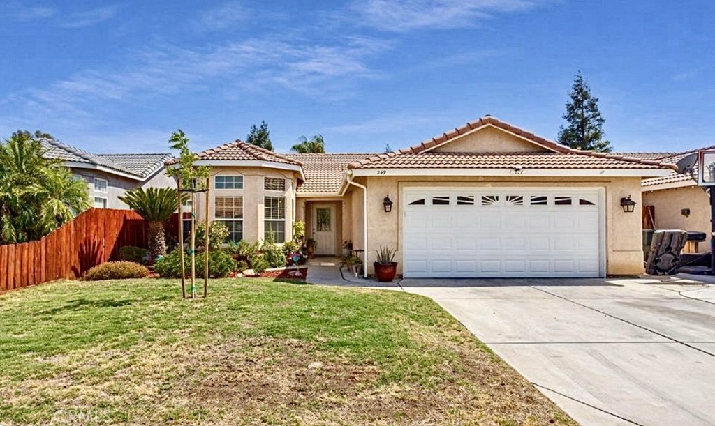 a view of a house with a yard