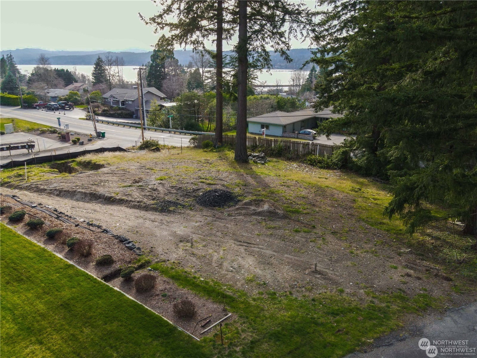 a view of a yard with cars