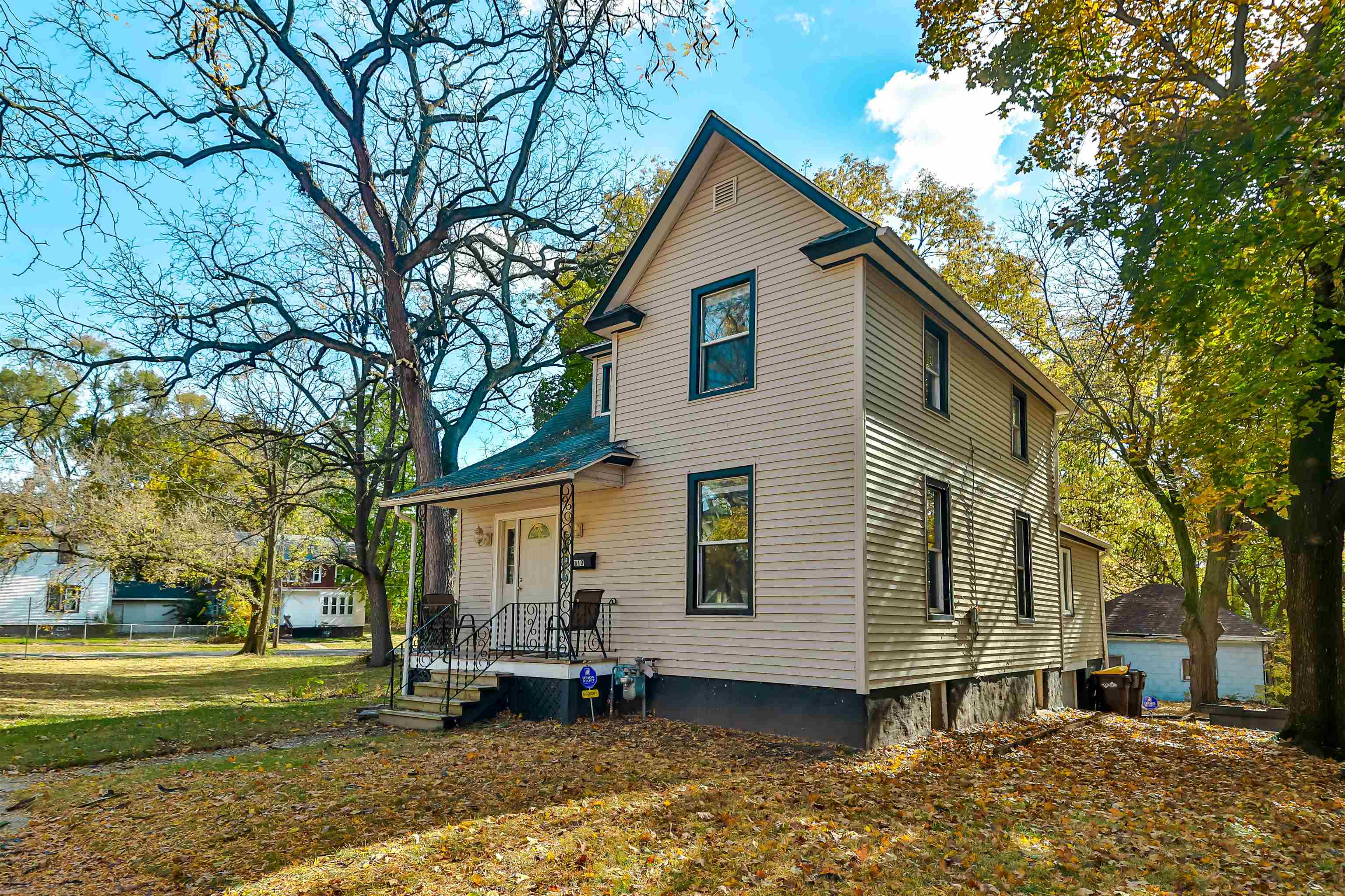 a view of a house with a yard