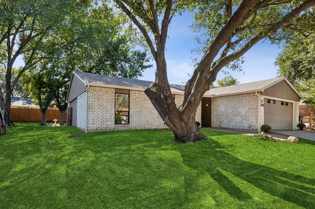 a view of a house with a yard