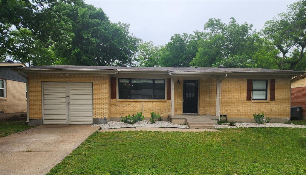 a front view of house with yard