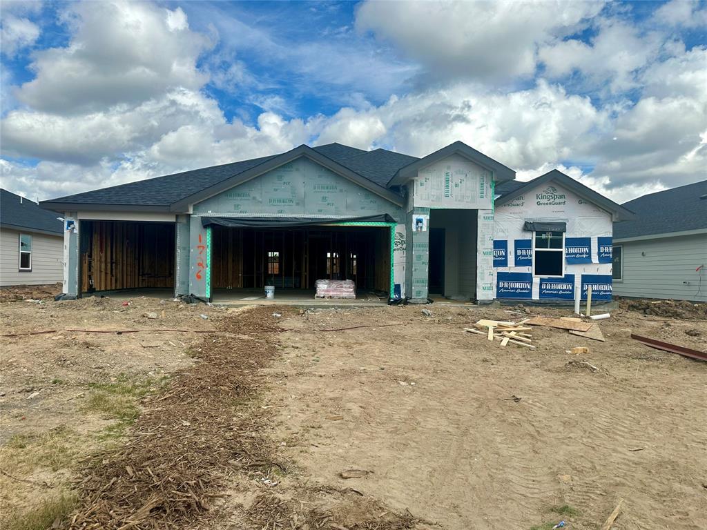 a view of a house with backyard and porch