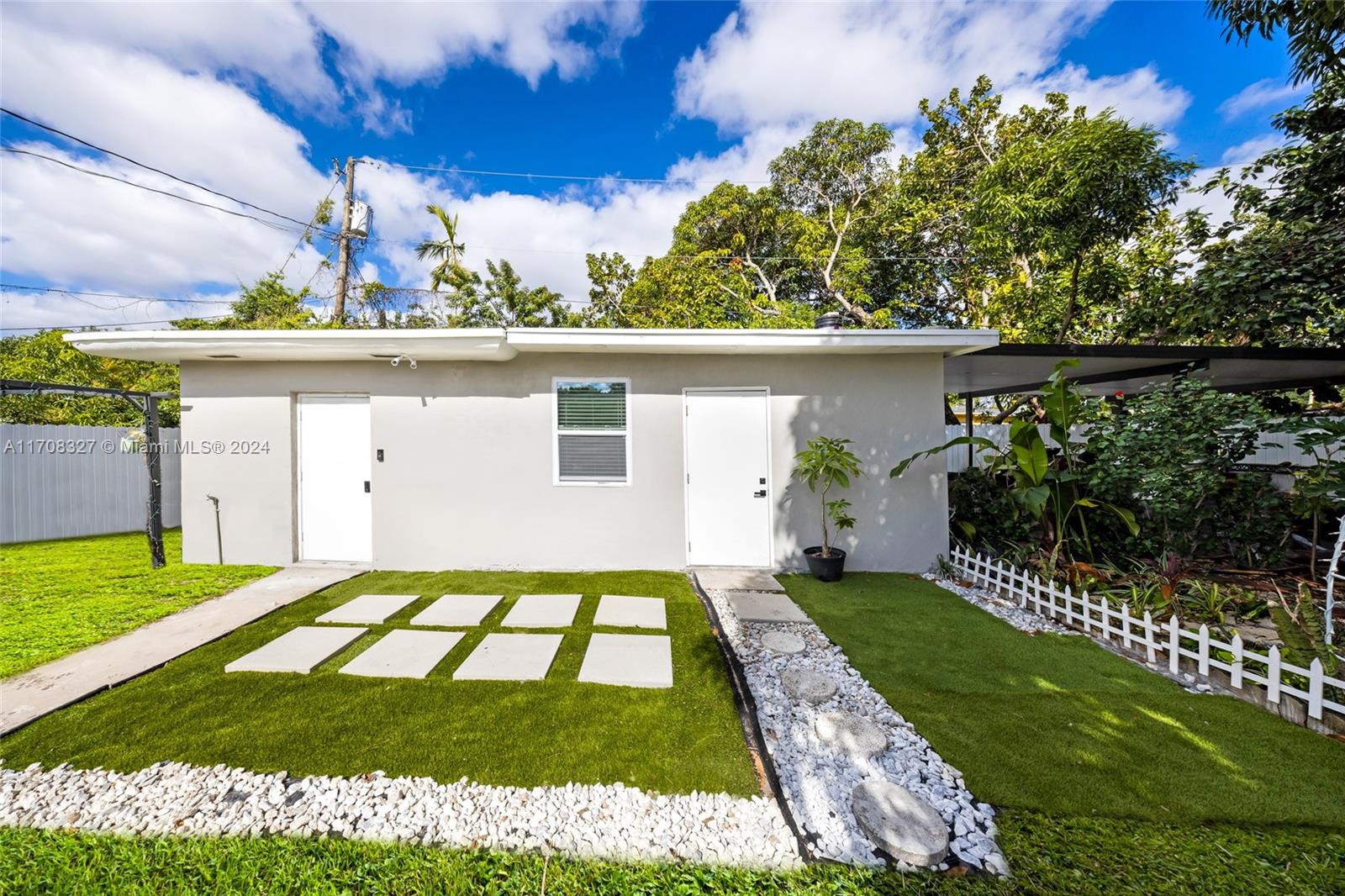 a view of backyard with a garden and plants