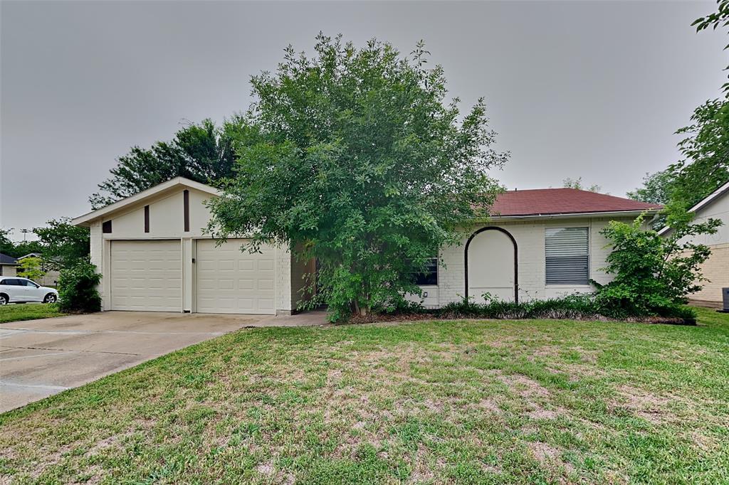 a view of a house with a yard and garage