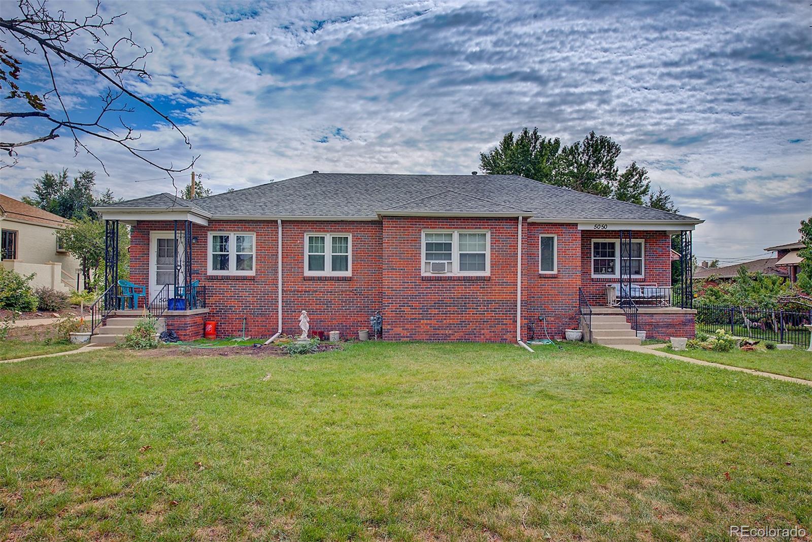 a view of a house with a backyard