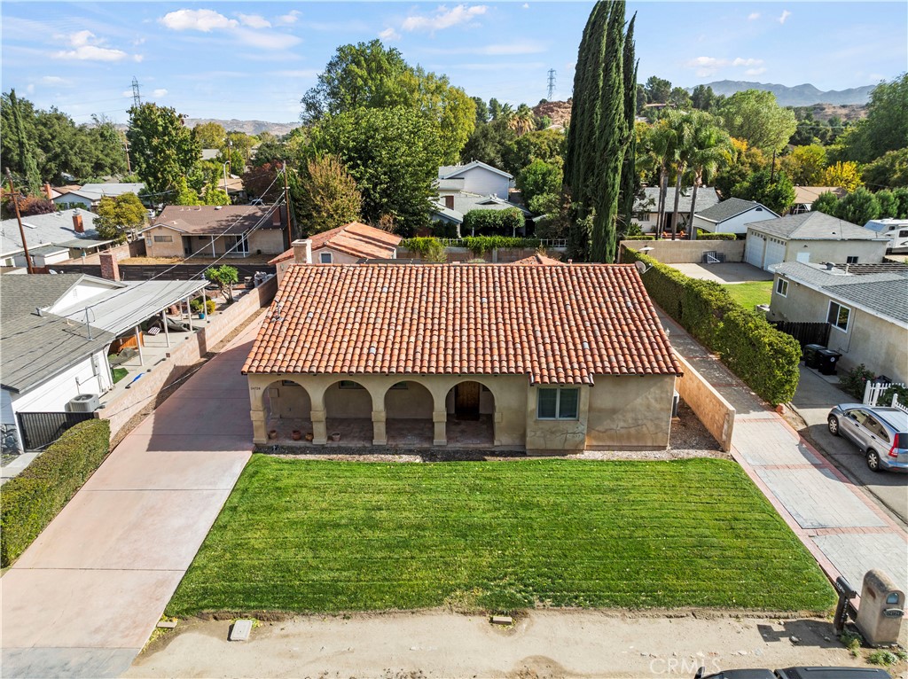 a view of a house with a yard