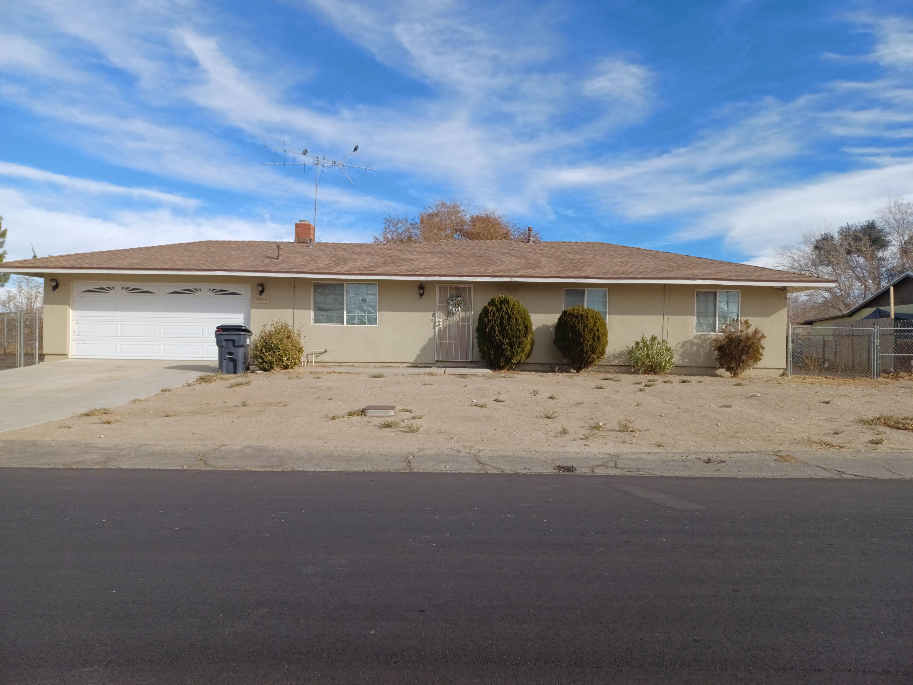 a view of back yard of the house