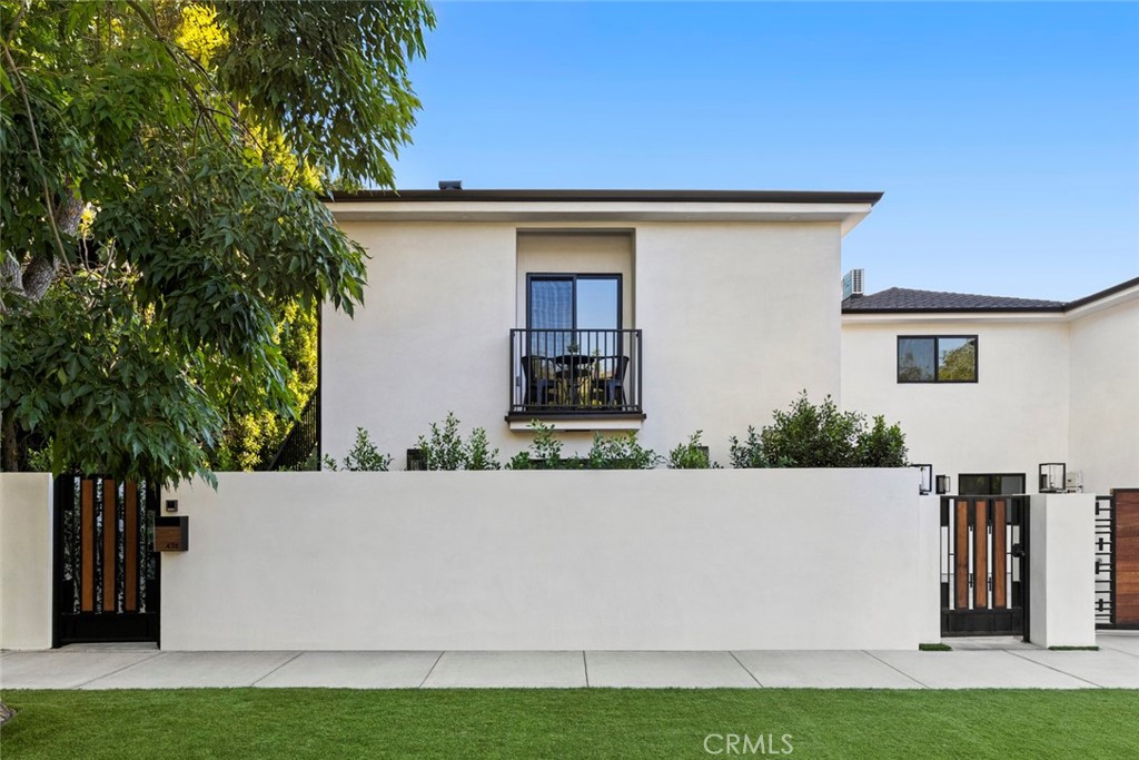 a house view with a outdoor space