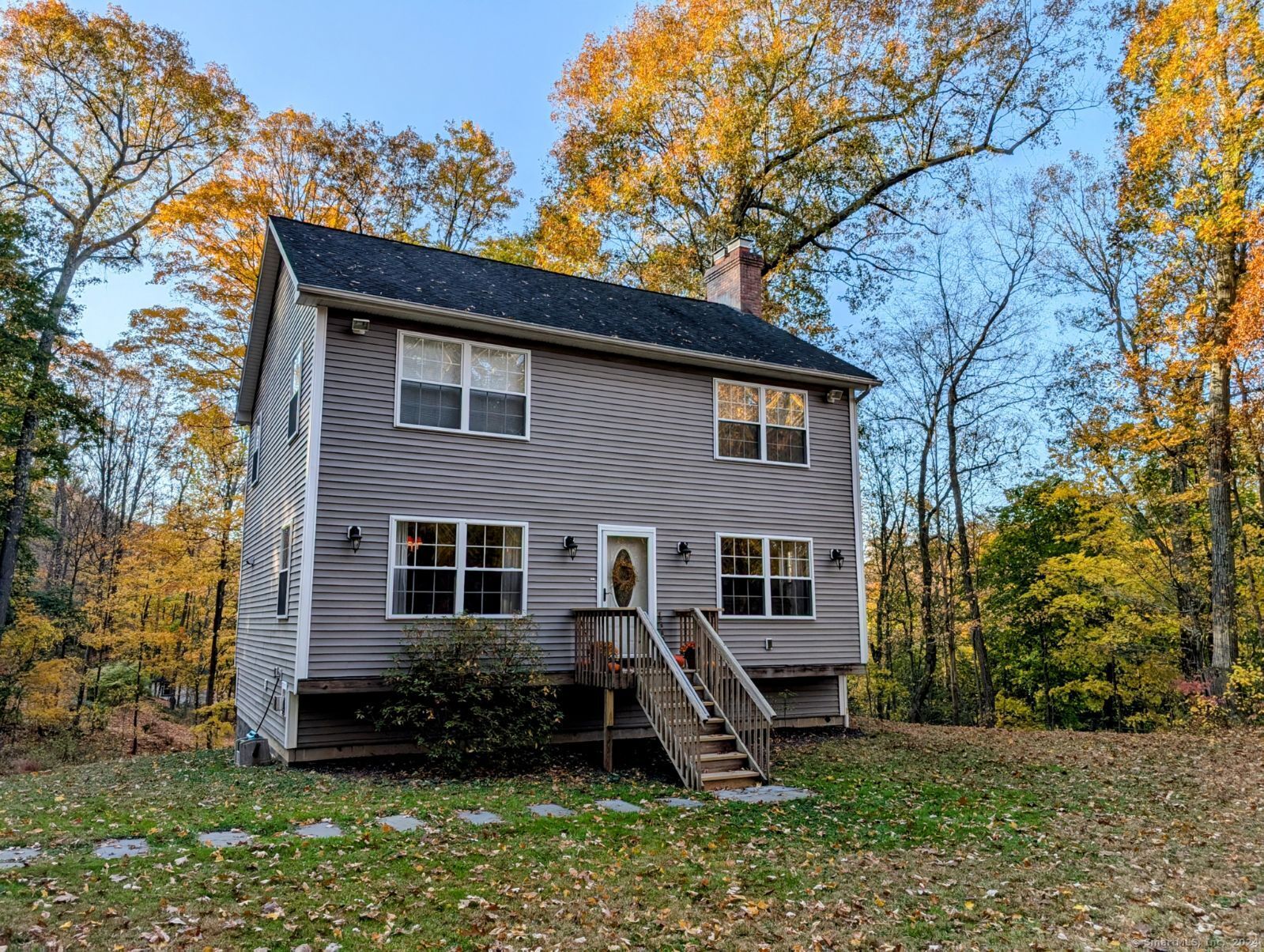 a view of a house with a yard