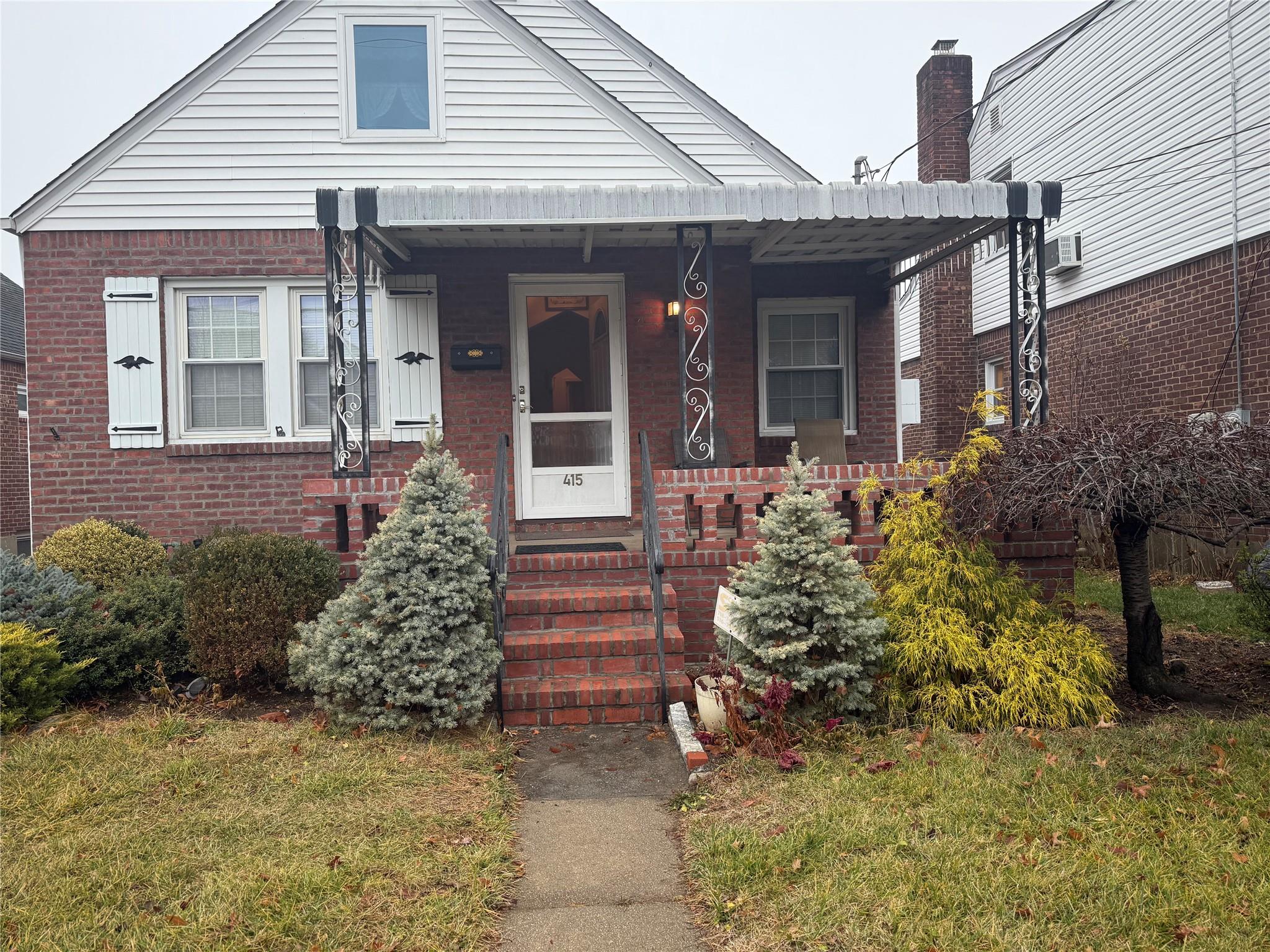 View of front of house featuring a front lawn