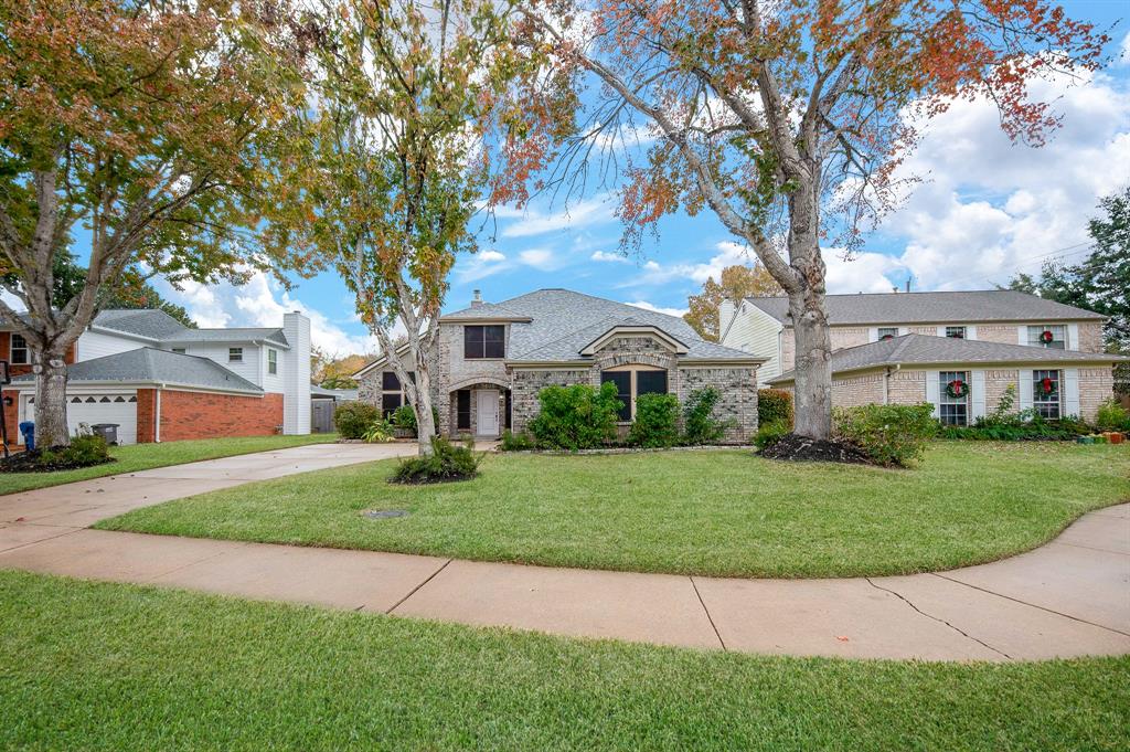 Welcome home to 3406 Fort Richmond with your expansive front yard with a curved driveway, all located in a quiet cul-de-sac.