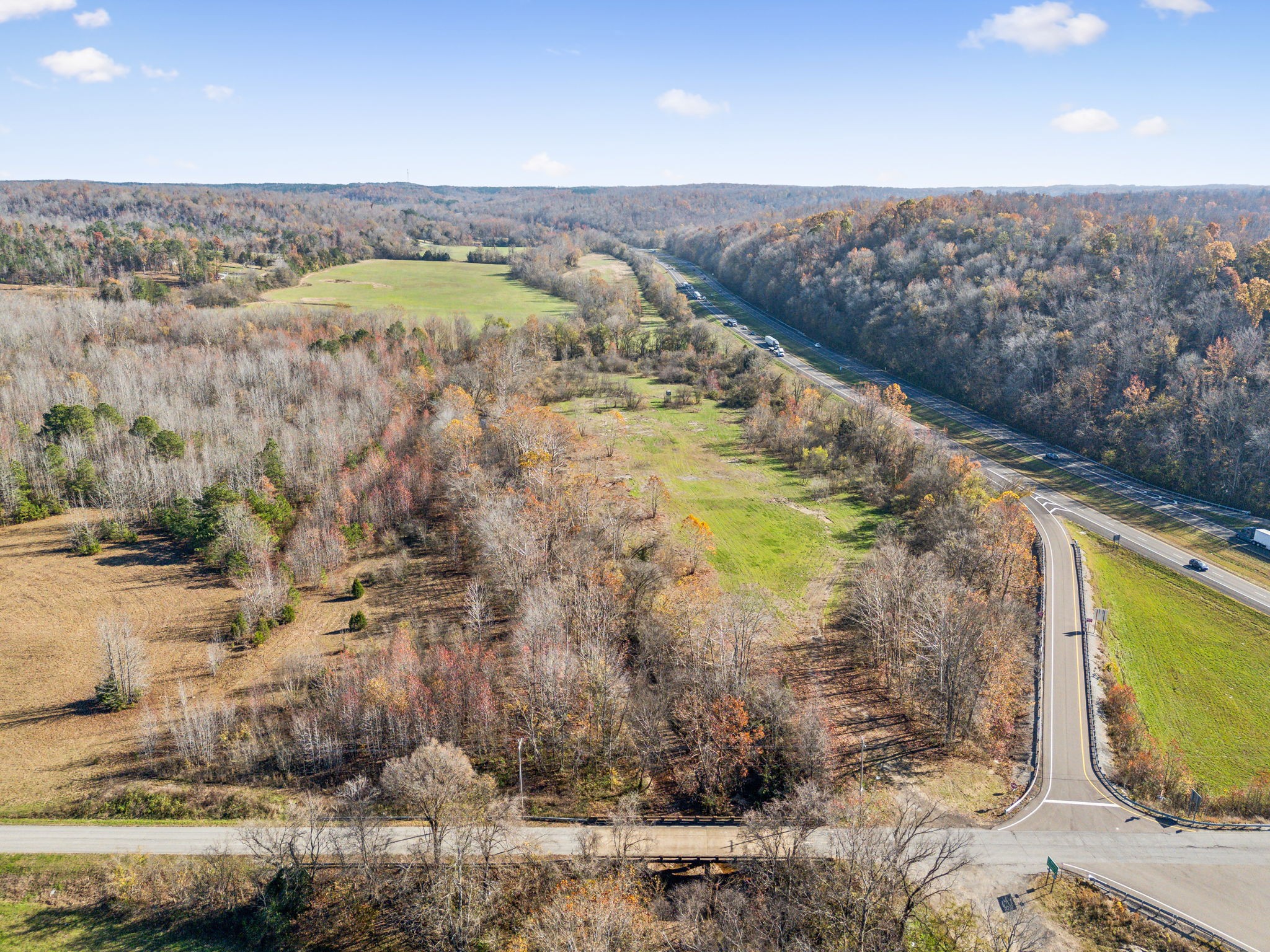 This view is looking towards Nashville. It shows I-40, the west bound #137 / Cuba Landing exit ramp & the 15.05 acre tract with 379' ft. of frontage on Tennessee River Blue Creek Rd. This property is centrally located between Nashville & Jackson, TN.