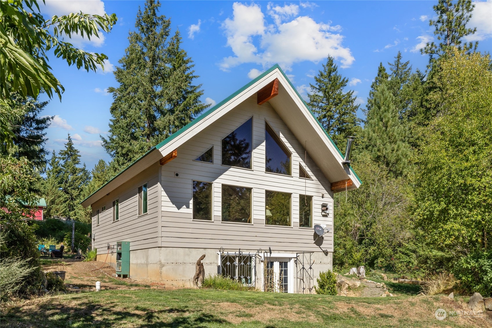 a view of a house with a yard