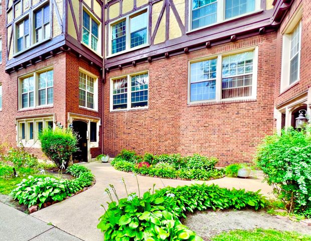 $2,000 | 2202 East 70th Place, Unit 204 | South Shore