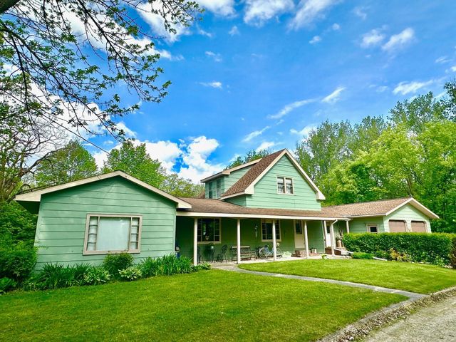 $299,900 | 207 9th Street Northeast | Jadis Township - Roseau County