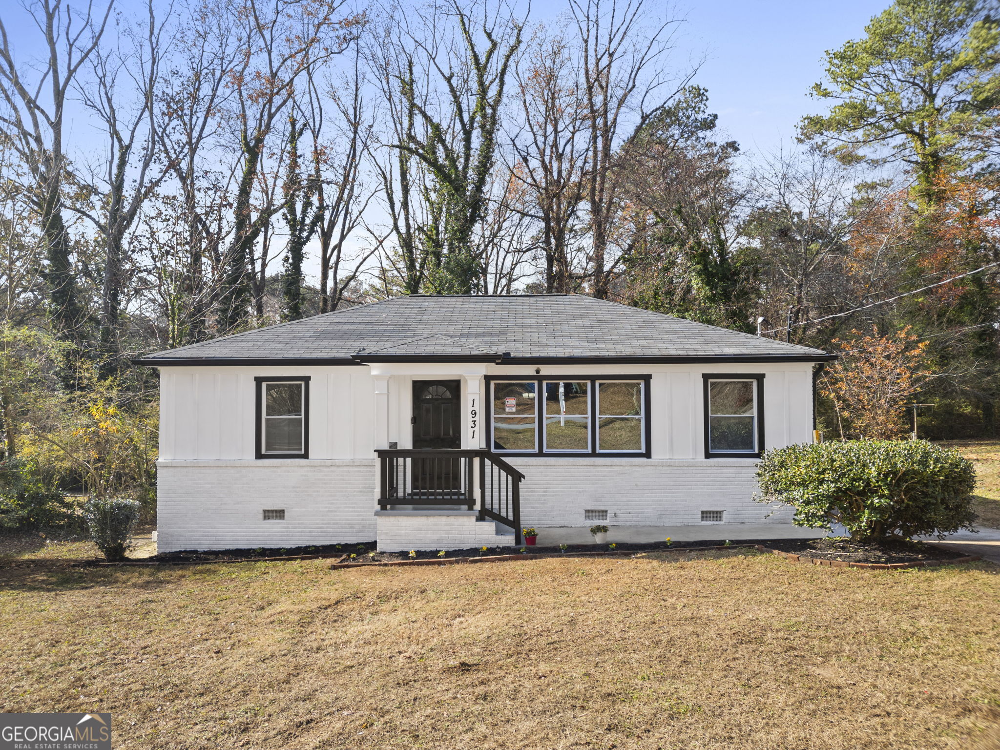 a view of a house with a yard