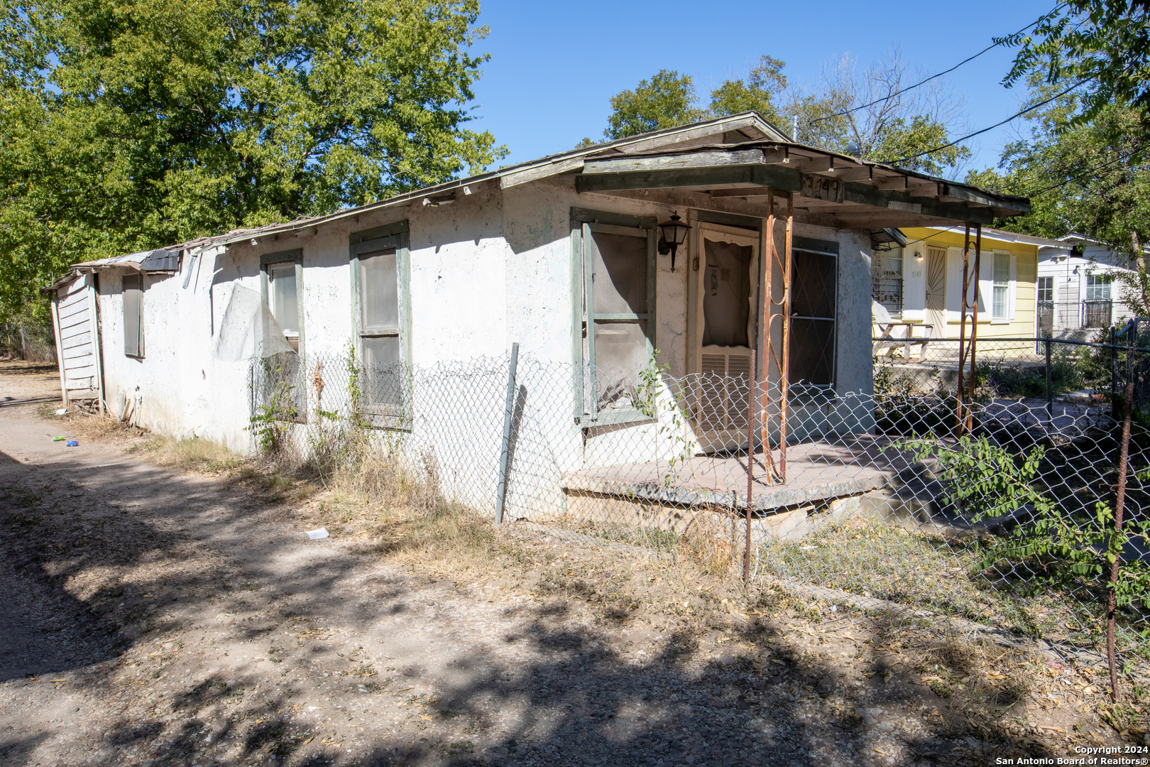 a view of a house with backyard and porch