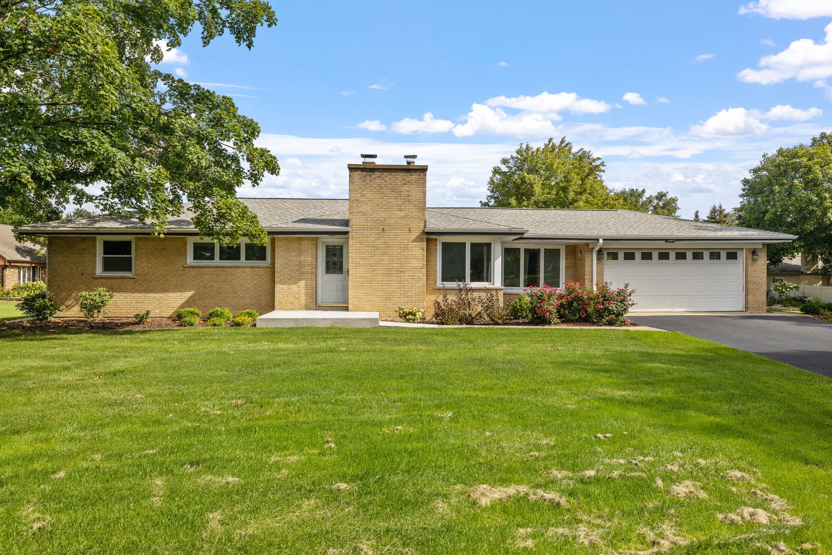 a view of a house with a backyard