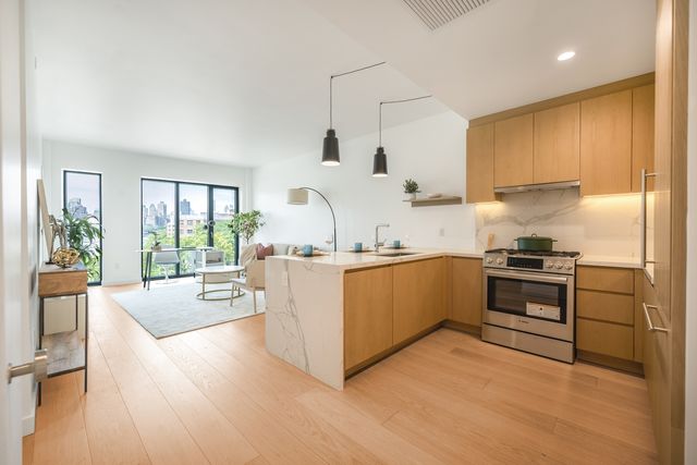 $1,025,000 | 30-05 Vernon Boulevard, Unit 3C | Astoria