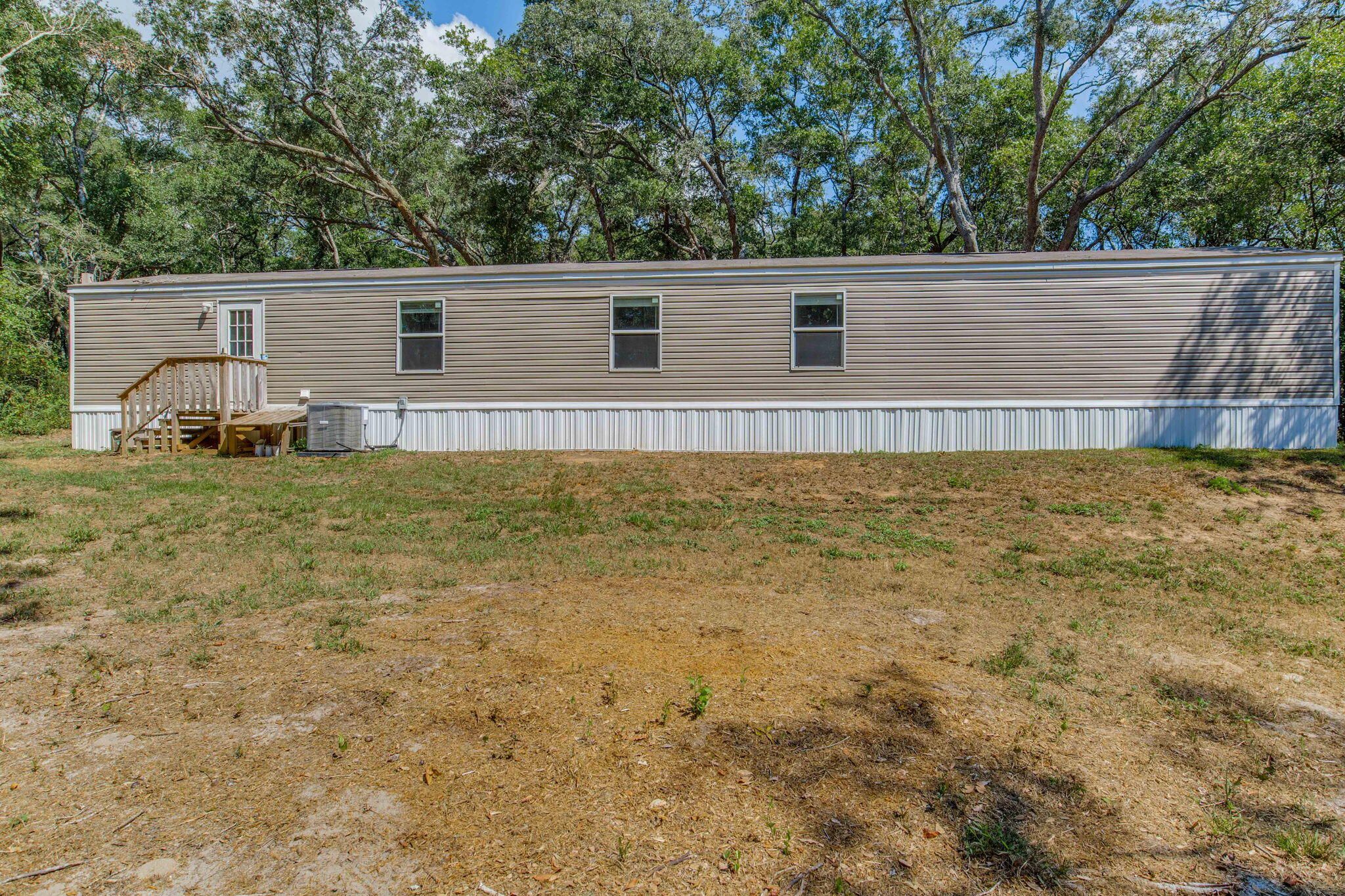 a view of a backyard