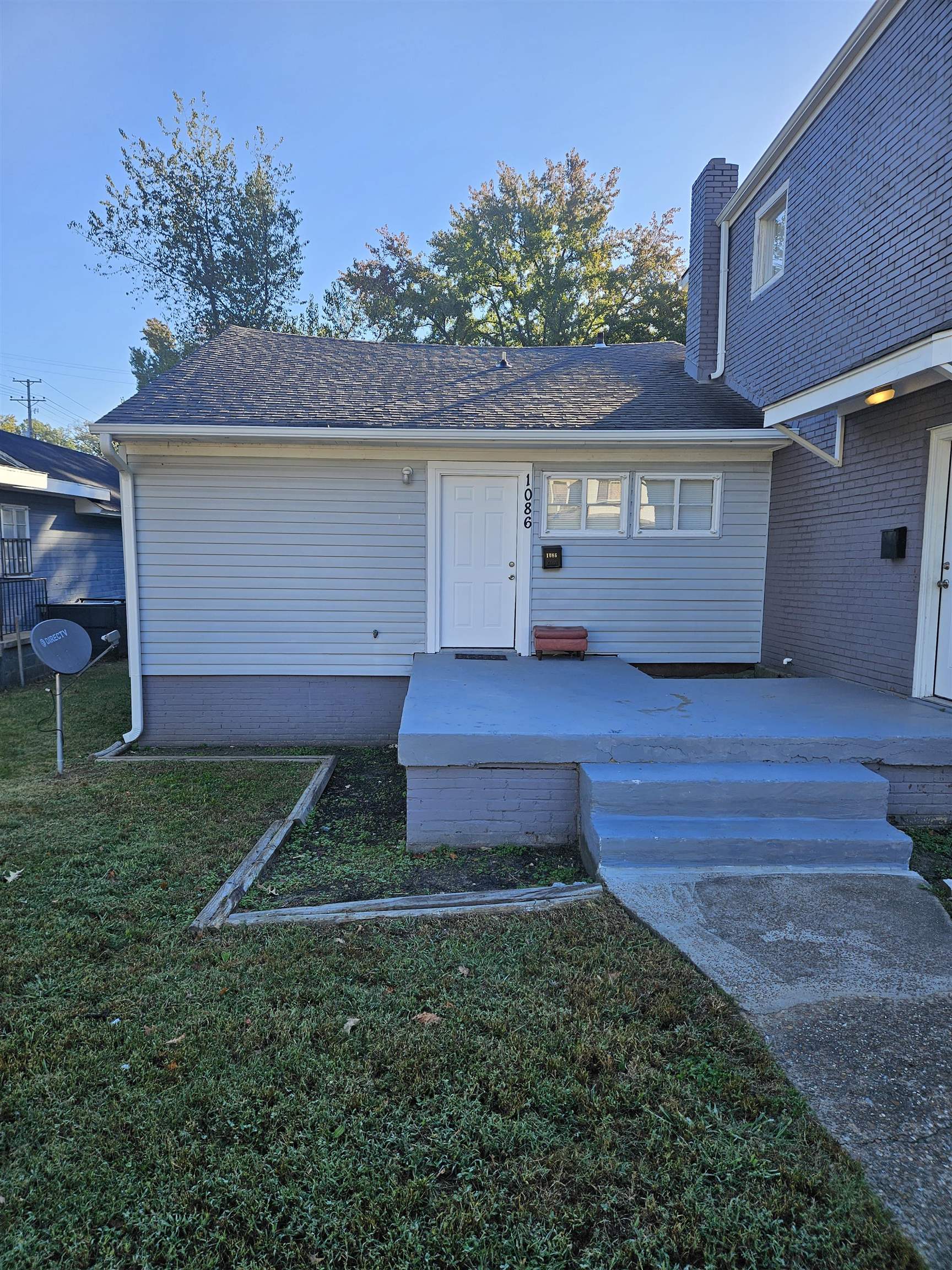 a view of a back yard of the house