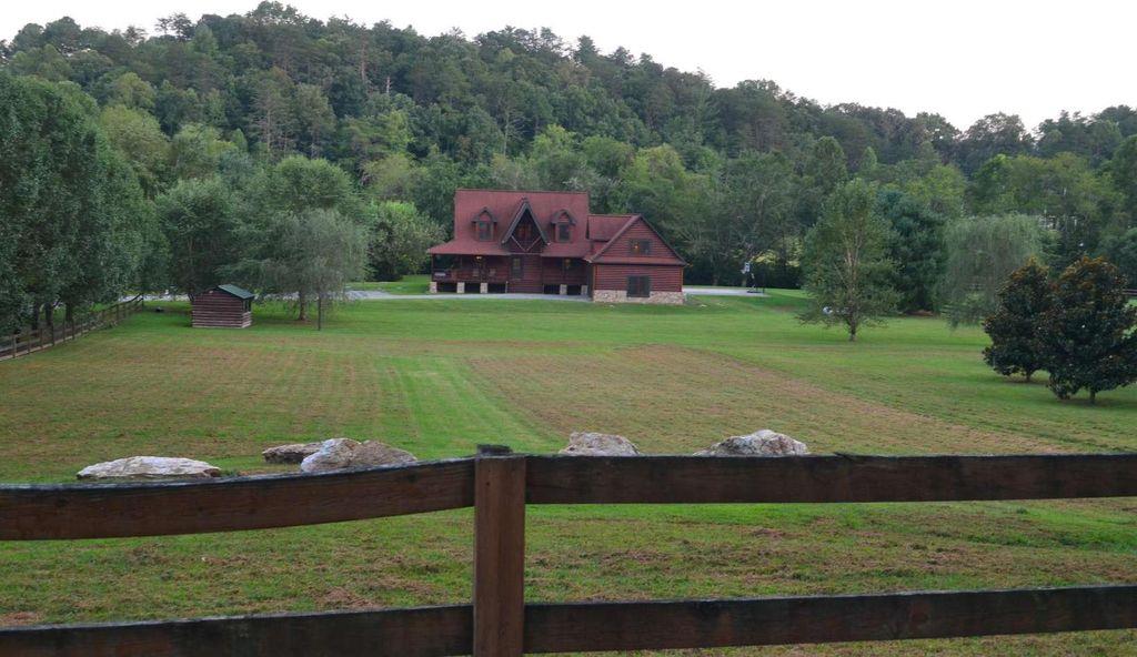 a view of a back yard