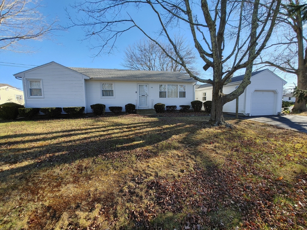 a view of a house with a yard