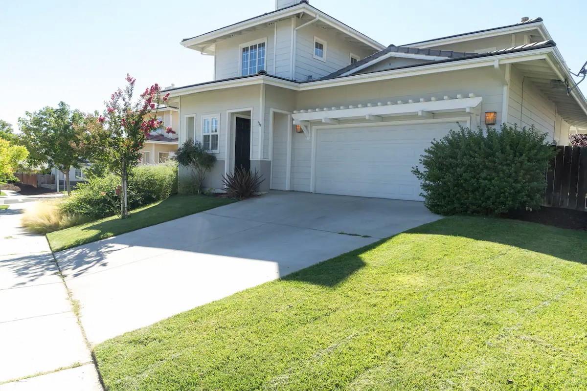 a view of a house with backyard and garden