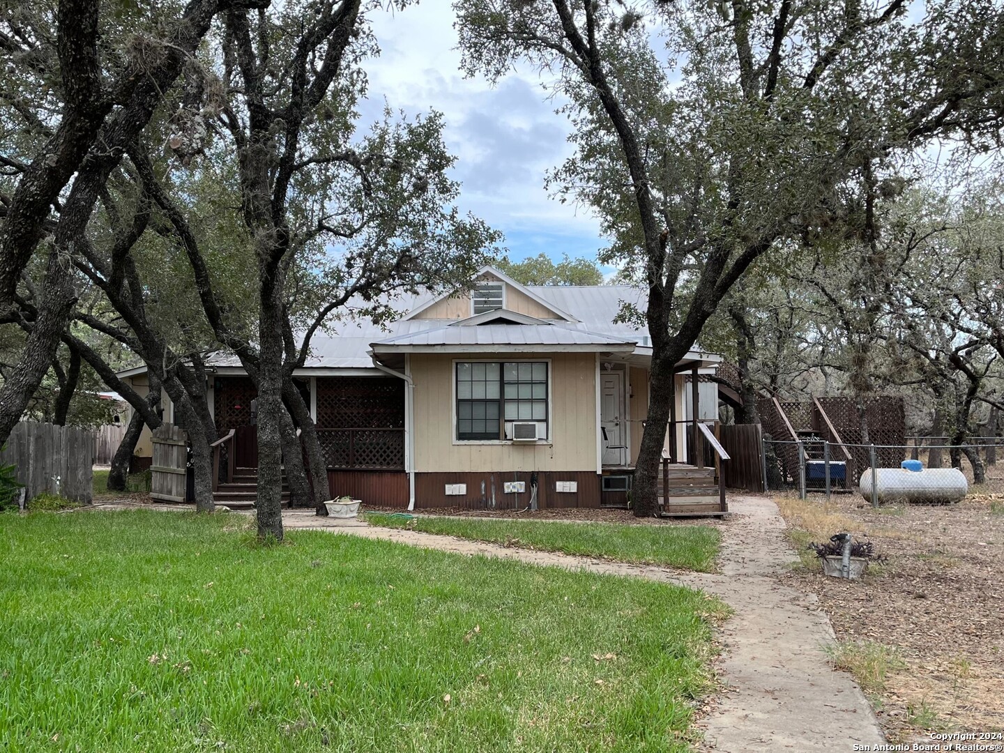 a view of a house with a backyard