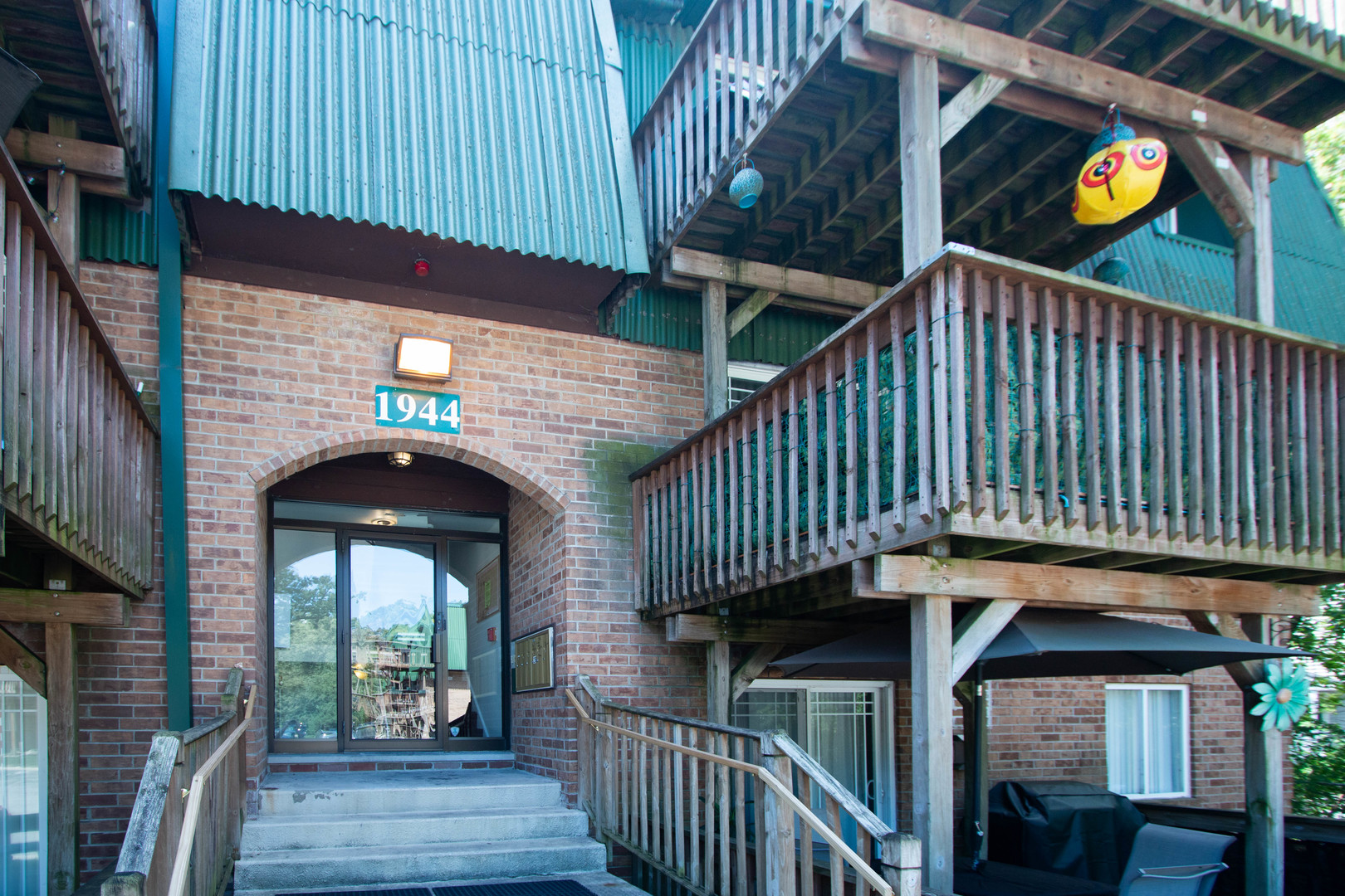 a view of entryway with a balcony