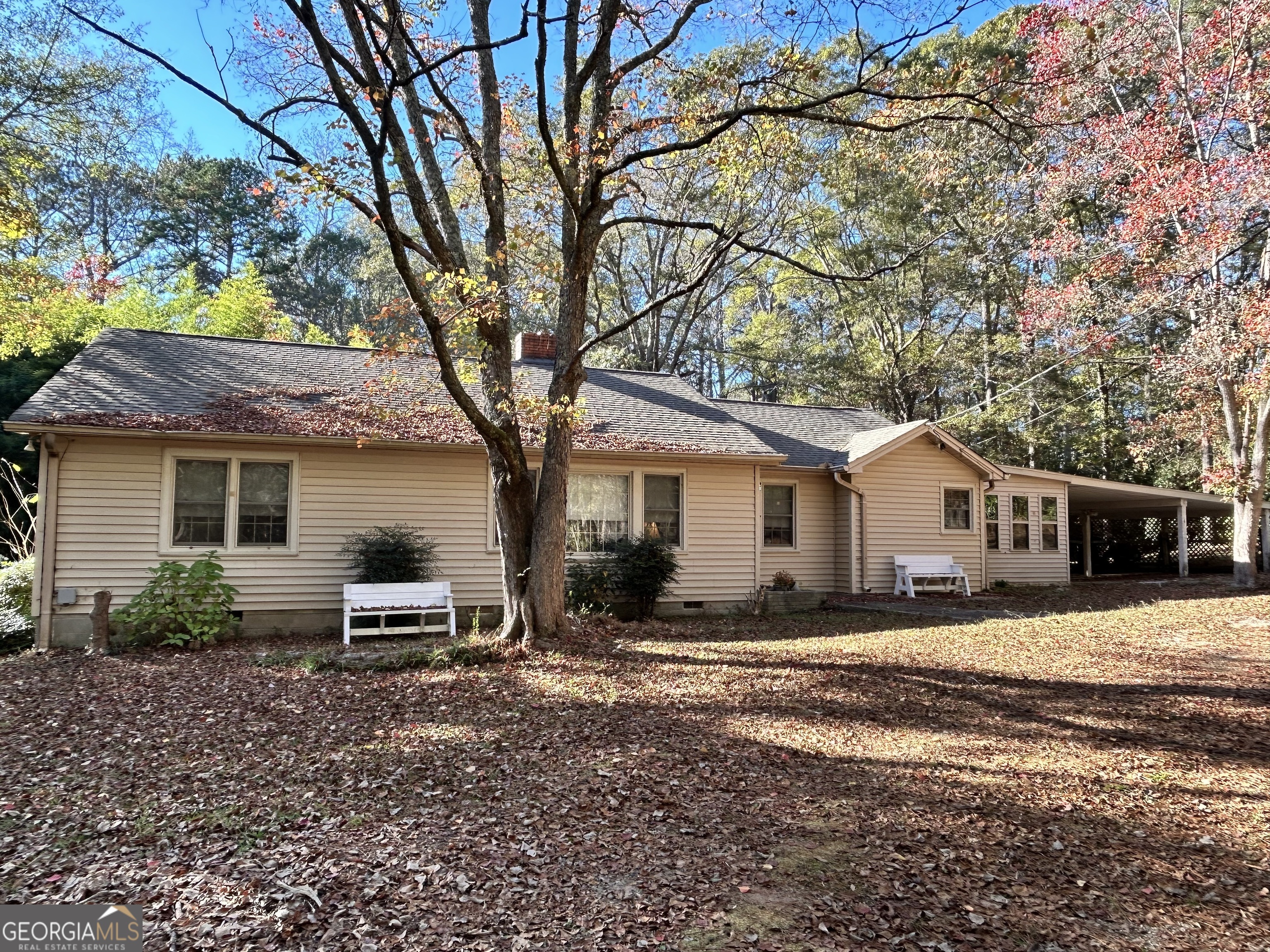 a view of a house with a yard