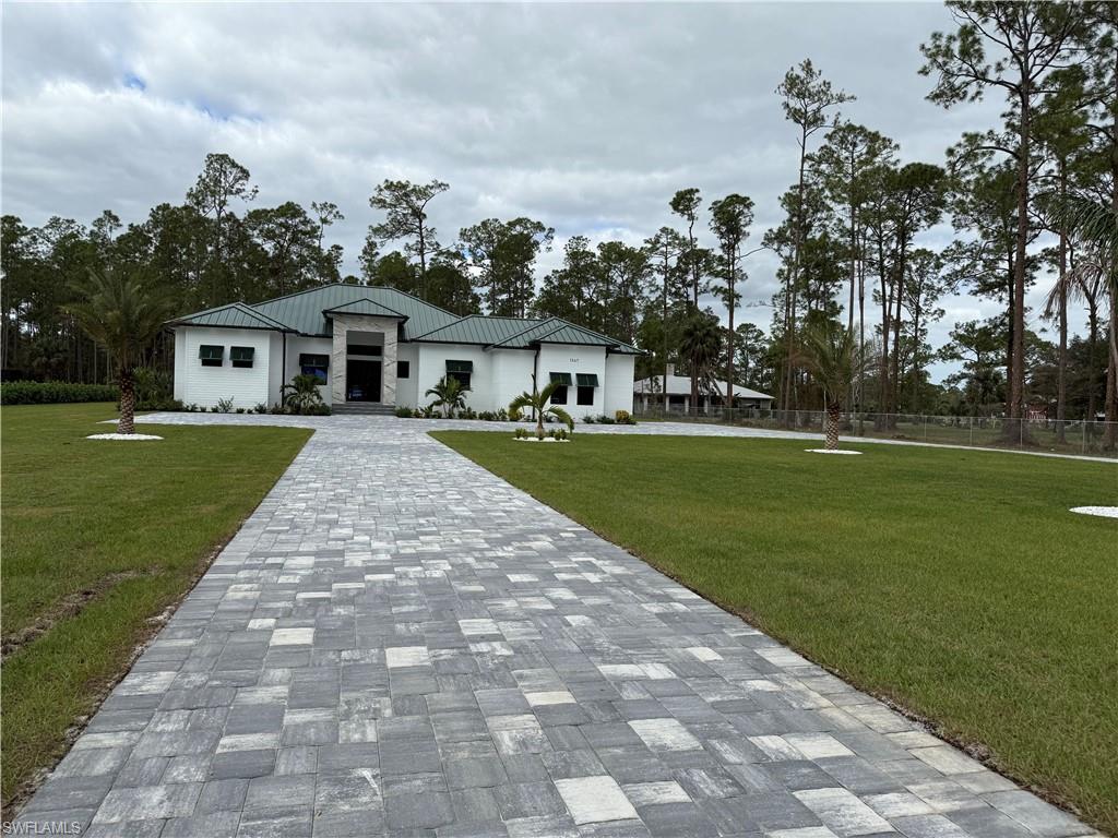 View of front of home featuring a front yard