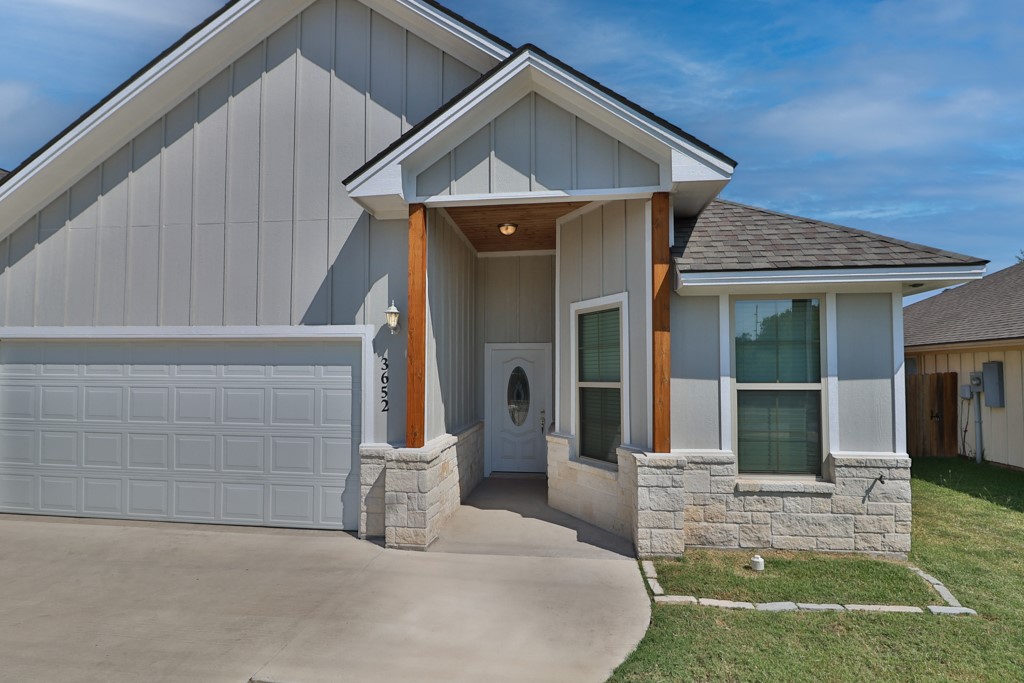 View of front of house with a garage and a front l