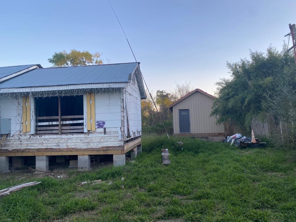 a view of a house with a back yard