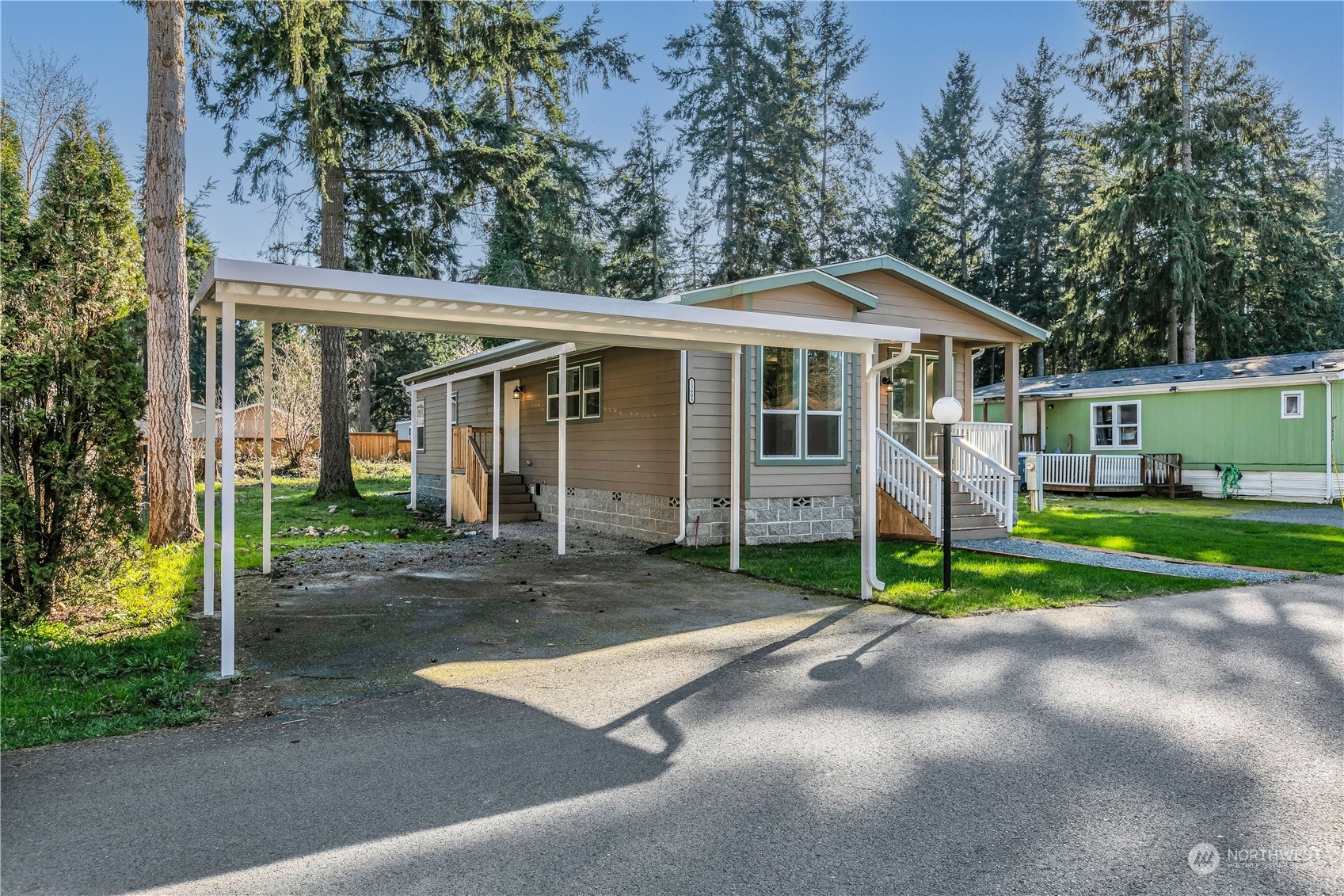 a view of a house with backyard and garden