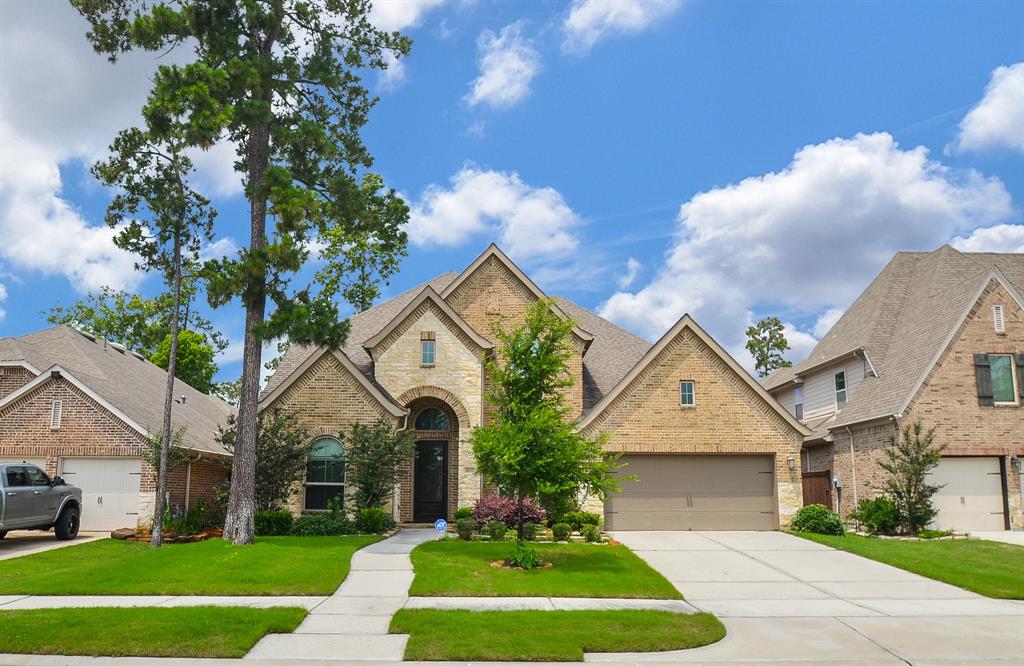 Welcome to 16835 Fowler Pines, in the beautiful master-planned community of The Groves, where you can enjoy all of the amenitites it has to offer! Neighborhood sports complexes, nature trails, pools, lifestyle center, so many parks, and so much more!!