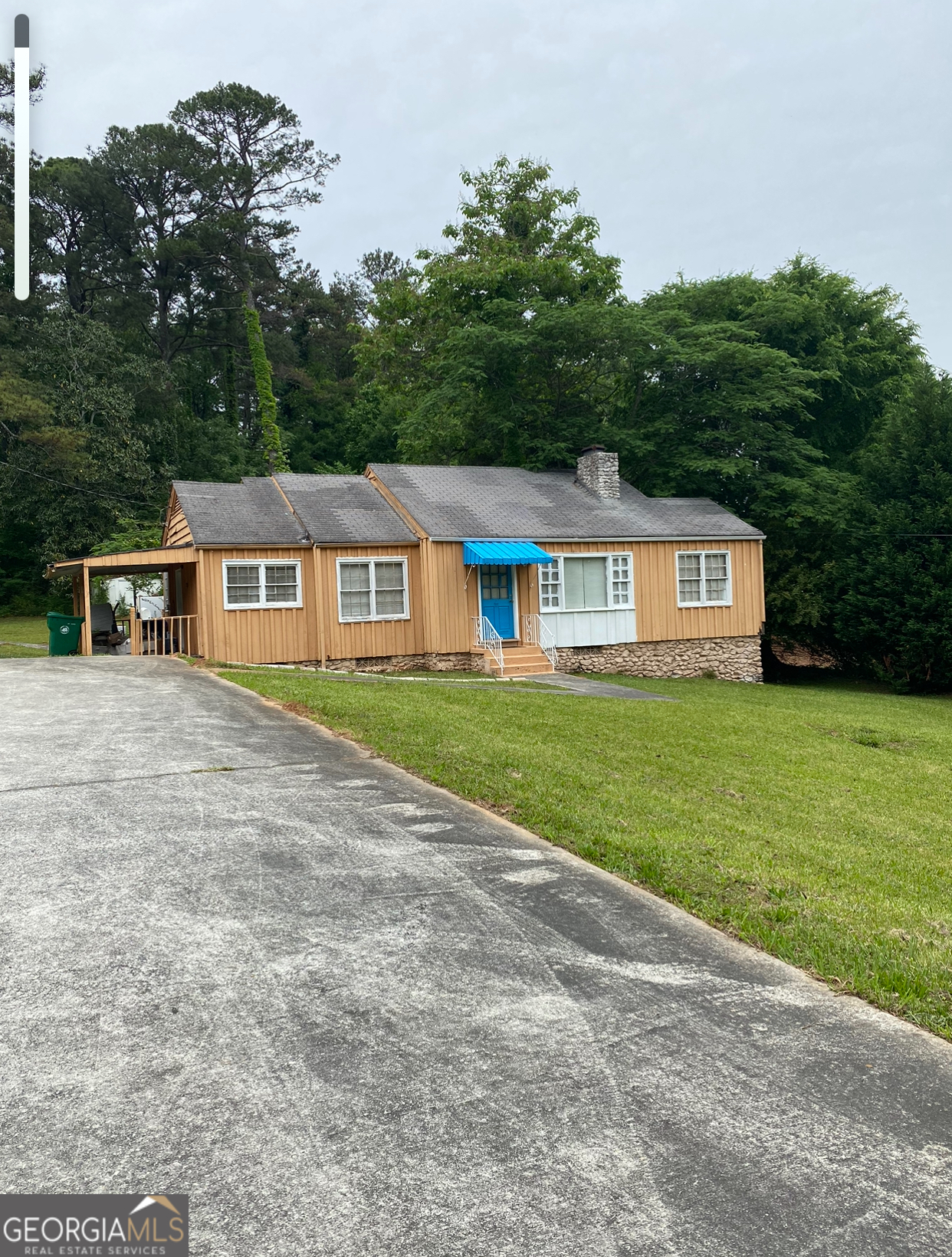 a view of house with a yard