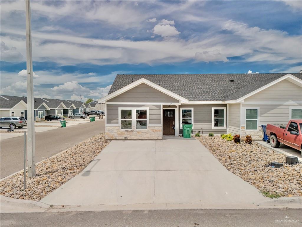 a view of a yard in front of house