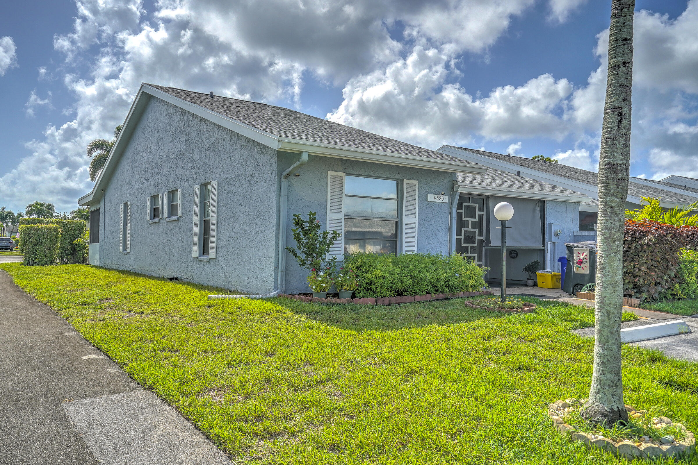 a view of a house with backyard and garden