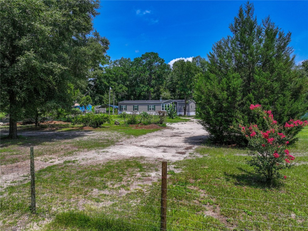 a view of yard with green space