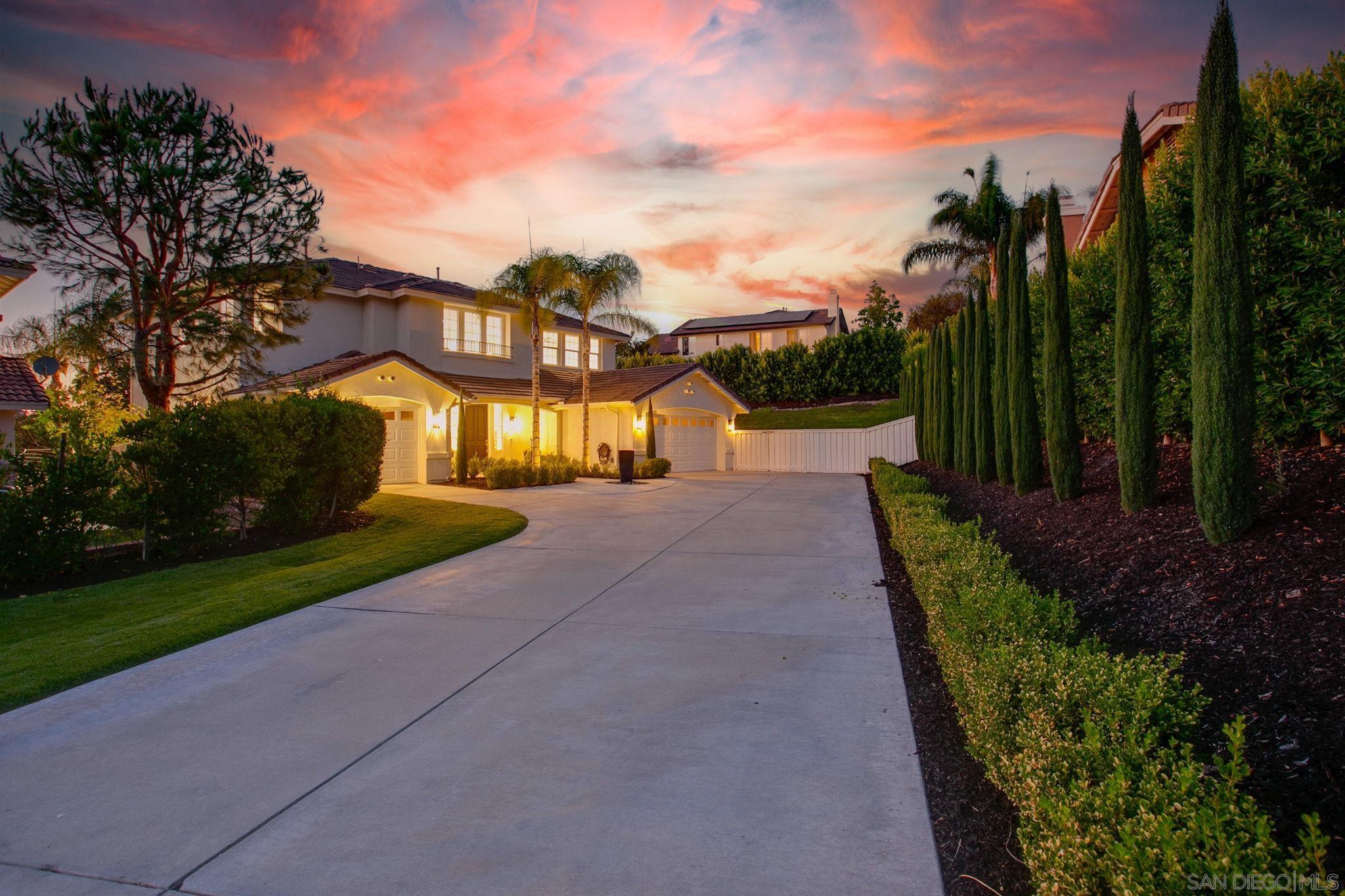 a view of a house with backyard and garden