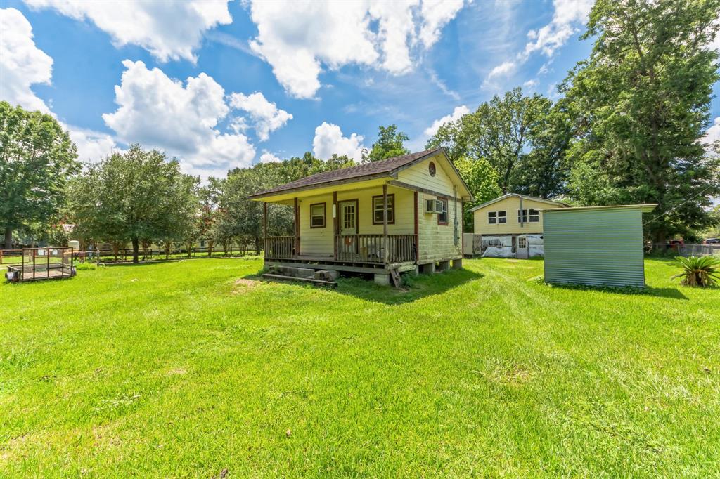 a view of a house with backyard