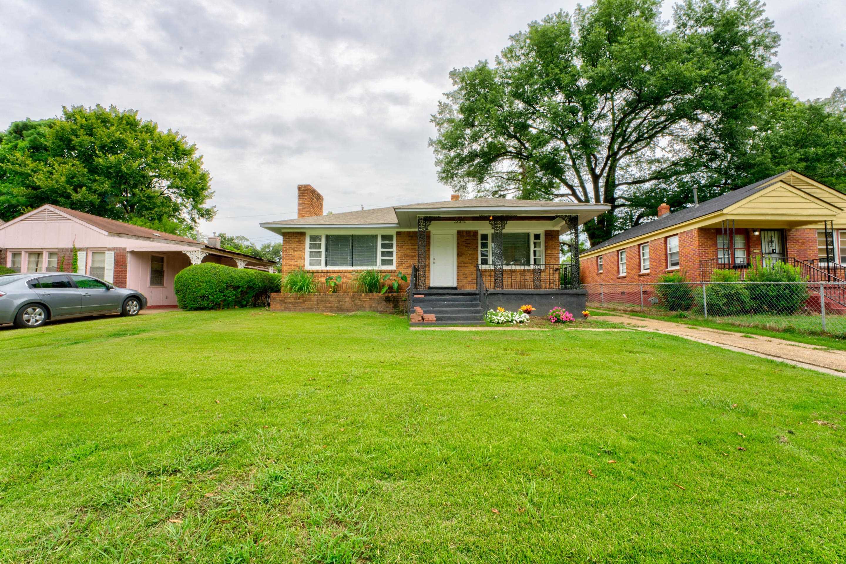 a front view of house with yard and green space