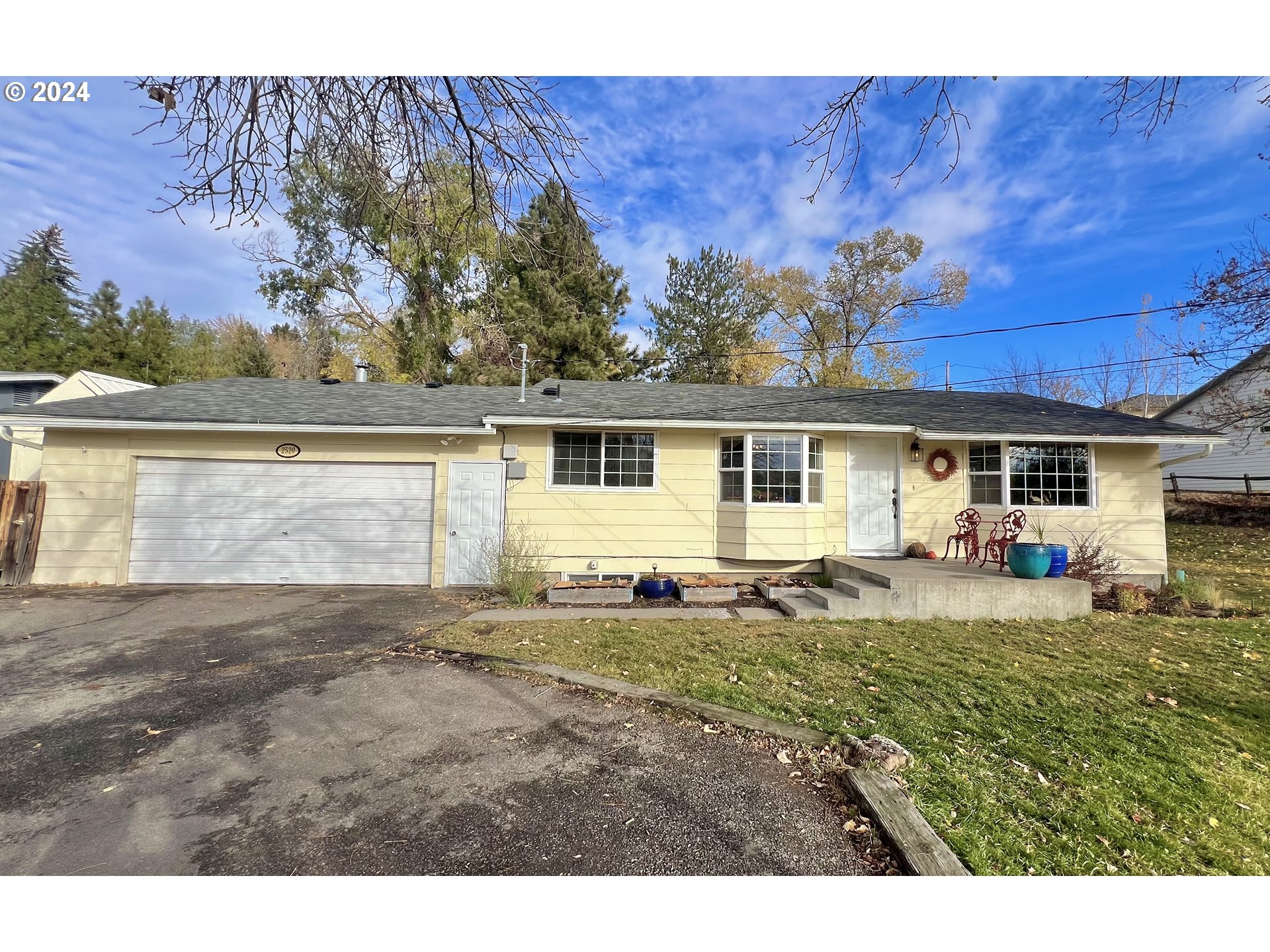 a view of a house with a backyard