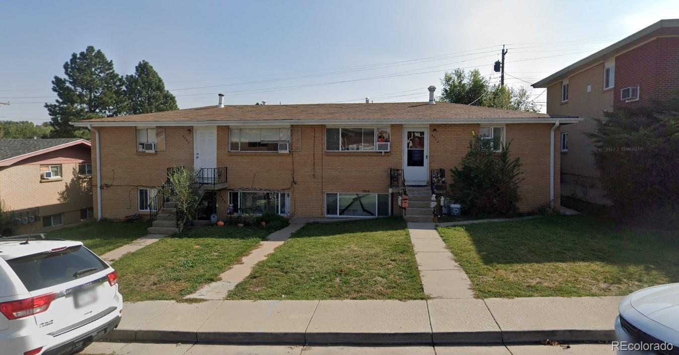 a view of a yard in front of house