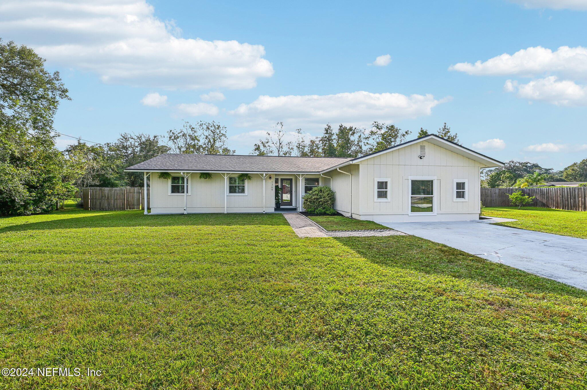 a view of a yard in front of house